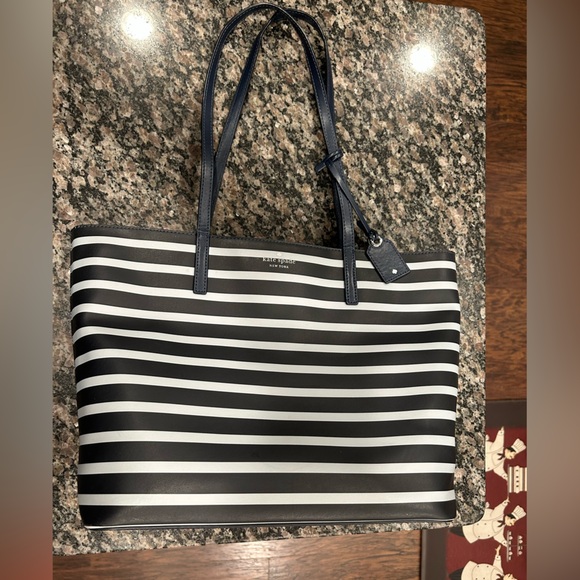 Kate Spade tote - Picture 2 of 10